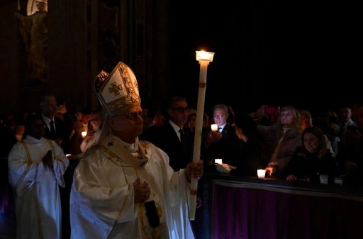Papa Leon, la slujba din Noaptea Învierii: Există şi astăzi morminte care trebuie deschise la o viaţă nouă. Unele îl apasă pe om în inimă, altele, ca o consecinţă a celor interioare, rup legăturile dintre noi