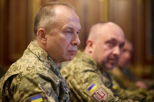 Ucraina afirmă că a lovit o navă rusească purtătoare de rachete în Novorosiisk şi o platformă de foraj în apropierea Crimeii. Kievul susţine că a recâştigat controlul asupra unor zone de pe linia frontului din sud-est şi est