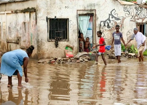 Cel puţin 15 morţi şi mii de persoane deplasate în Angola, în urma unor inundaţii