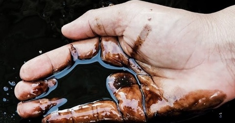 Petrolul creşte la peste 110 dolari barilul, suspendat de ameninţările lui Trump în Războiul din O.Mijlociu