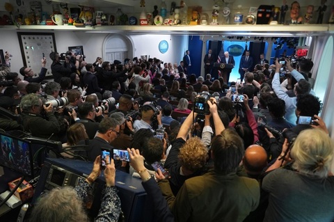 Trump ameninţă cu închisoarea jurnalistul care a dezvăluit căutarea unui pilot în Iran. El cere ca jurnalistul să-şi dezvăluie sursa, ”o persoană bolnavă”