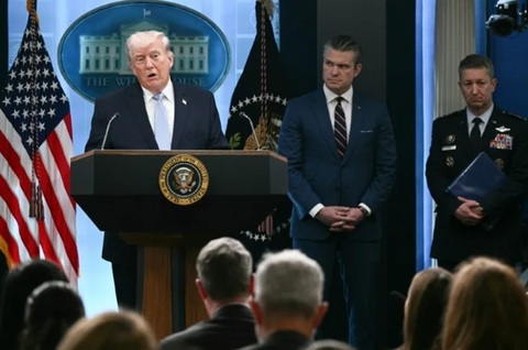 Dublă operaţiune americană de salvare a aviatorilor catapultaţi în munţii iranieni