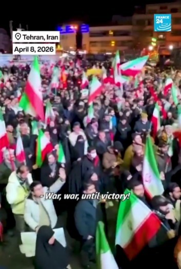 „Moarte Americii, moarte Israelului”. Mulţimea din Teheran a sărbătorit armistiţiul în stradă, arzând steaguri americane şi israeliene - VIDEO