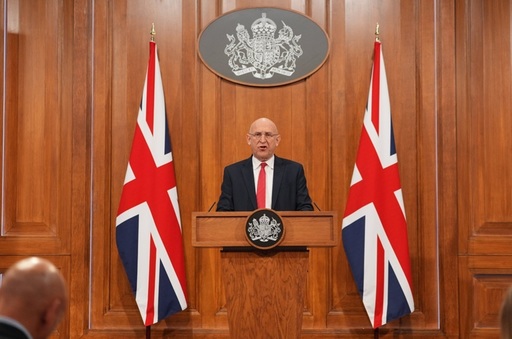 Forţe britanice au urmărit trei submarine ruse care spionau cabluri submarine în nordul Atlanticului, anunţă ministrul britanic al Apărării John Healey