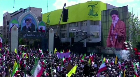 Mii de iranieni îi aduc un omagiu lui Ali Khamenei, la 40 de zile de la asasinat. Mojtaba Khamenei, absent. Preşedintele iranian Massoud Pezeshkian a participat şi s-a fotografiat cu participanţi