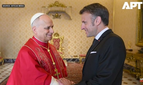 Emmanuel Macron i-a oferit Papei un tricou al echipei naţionale de baschet a Franţei, cu autograf