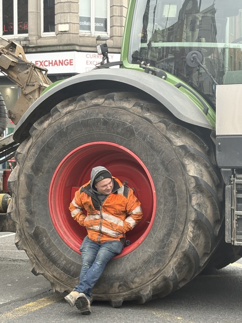 Proteste faţă de preţul la combustibil provoacă haos în Irlanda şi se extind în Norvegia, ţară producătoare de petrol