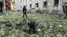 O dronă rusă a lovit o ambulanţă în nord-estul Ucrainei, rănind trei paramedici, în ciuda armistiţiului de Paşte