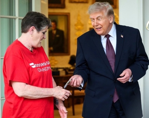 Trump îşi regizează o livrare de la McDonald’s la Casa Alba, a ”Bunicii DoorDash”, o livratoare celebră, pentru a-şi prezenta o propunere de desfiinţare a impozitelor impuse bacşişurilor în ”One Big, Beautiful Bill”