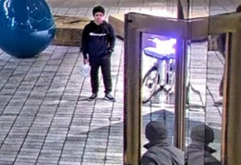 Tânărul suspectat de atacul cu cocteil Molotov la locuinţa lui Sam Altman, în Russian Hill, la San Francisco, încerca să-l ucidă, avea un manifest împotriva AI asupra sa şi a încercat să spargă uşile de sticlă de la intrarea în sediul gigantului inteligen