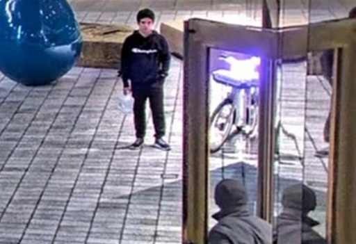 Tânărul suspectat de atacul cu cocteil Molotov la locuinţa lui Sam Altman, în Russian Hill, la San Francisco, încerca să-l ucidă, avea un manifest împotriva AI asupra sa şi a încercat să spargă uşile de sticlă de la intrarea în sediul gigantului inteligenţei artificiale