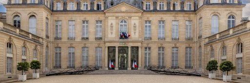 Poliţia franceză a vrut să facă percheziţii în Palatul Elysée pentru a investiga acuzaţii de favoritism şi corupţie, dar nu a primit permisiunea să intre. Cazul vizează contracte legate de ceremoniile comemorative din Paris