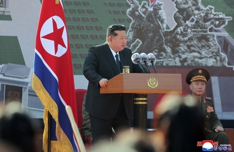 Phenianul denunţă drept o ”provocare gravă” şi ”ţesută de o logică a gangsterilor” ”Cartea Albastră” diplomatică în care Japonia îşi reiterează opoziţia faţă de programul nuclear nord-coreean. China retrogradată la statutul de ”vecin important”