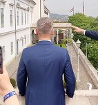 „Viaţa este cel mai mare regizor”. În timp ce vizita palatul prezidenţial, Péter Magyar l-a zărit pe Viktor Orbán la un balcon - VIDEO