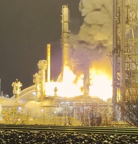 O rafinărie importantă a luat foc în Australia - VIDEO