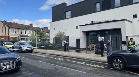 Un bărbat şi o femeie, arestaţi în urma unei tentative de incendiere a unei sinagogi, la Finchley, în nordul Londrei. Tentativa, revendicată de gruparea ”Mişcarea Însoţitorilor Mâinii Drepte a Islamului”, suspectată de legături cu Iranul