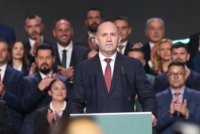 Pilotul de vânătoare Rumen Radev (fostul preşedinte) speră să scoată ...