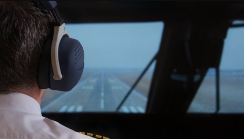 Administraţia Federală americană a Aviaţiei deschide o anchetă după ce piloţi de linie regionali americani se amuză lătrând şi mieunând pe o frecvenţă radio a controlului aerian de la Washington