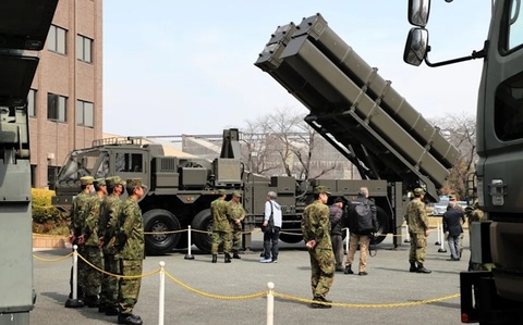 Japonia ridică ultimele bariere împotriva exportului de armament, o schimbare istorică, şi deschide calea vânzării de armament letal în pofida unei Constituţii pacifiste după al Doilea Război Mondial 