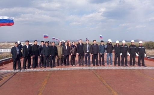 Rusia şi Coreea de Nord inaugurează viitoarea lor primă legătură rutieră, un pod. ”Circulaţia urmează să înceapă în această vară”, anunţă Moscova. Un post de frontieră, la  Khassan, care va ”primi într-o primă fază 300 de vehicule şi 2.850 de persoane pe zi”, în contrucţie