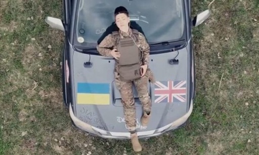 Cântăreaţa Dua Lipa ajută la finanţarea unei camionete medicale ucrainene, iar armata îi mulţumeşte printr-un clip