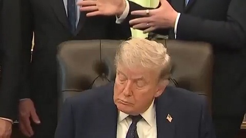 Trump picoteşte din nou, în plină conferinţă de presă la Casa Albă. ”Trump a adormit la volan”, îl ironizează Gavin Newsom