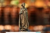 O statuie de bronz de şapte metri a lui Elizabeth a II-a, ”în picioare, singură, magnifică şi emblematică”, urmează să fie ridicată la Londra, într-un memorial care urmează să fie finalizat până în 2028, la marcarea unui secol de la naşterea fostei suvera