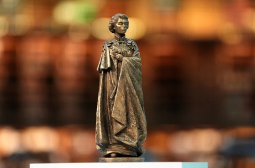 O statuie de bronz de şapte metri a lui Elizabeth a II-a, ”în picioare, singură, magnifică şi emblematică”, urmează să fie ridicată la Londra, într-un memorial care urmează să fie finalizat până în 2028, la marcarea unui secol de la naşterea fostei suverane