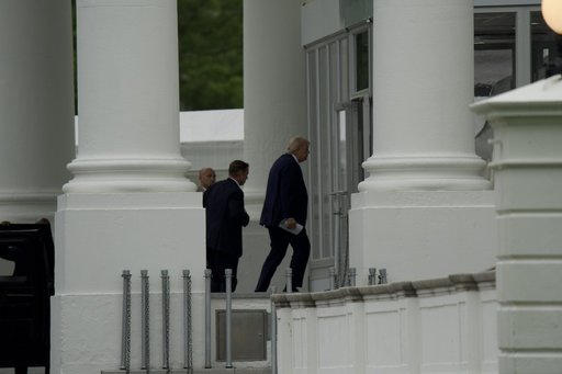 A fost traumatizant: Courtney Subramanian, membră a CA al Asociaţiei Corespondenţilor, descrie incidentul de la dineul corespondenţilor. Trump susţine o conferinţă de presă
