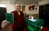 Diaspora tibetană îşi alege Parlamentul, în al doilea tur, în 27 de ţări, dar nu şi în China, un vot condamnat de către Brijing. Rezultatul urmează să fie anunţat la 13 mai. Sikyong-ul Guvernului, Penpa Tsering, ales în al doilea mandat cu 61% dintre votu