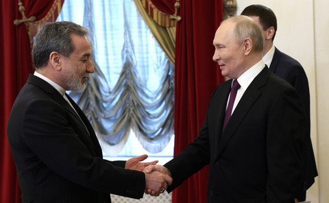 În timp ce şeful diplomaţiei iraniene s-a dus la Putin, Trump a discutat cu echipa sa de securitate naţională despre o nouă propunere privind Iranul, anunţă Casa Albă. CNN: SUA şi Iranul nu au poziţii chiar atât de divergente pe cât pare