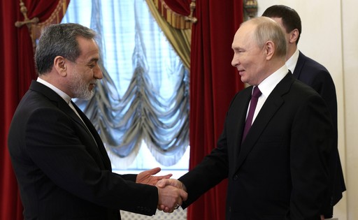 În timp ce şeful diplomaţiei iraniene s-a dus la Putin, Trump a discutat cu echipa sa de securitate naţională despre o nouă propunere privind Iranul, anunţă Casa Albă. CNN: SUA şi Iranul nu au poziţii chiar atât de divergente pe cât pare