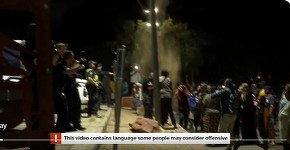 Autorităţile australiene fac apel la calm, după o revoltă a aborigenilor. Violenţele au izbucnit în legătură cu presupusul ucigaş al unei fetiţe indigene. Suspectul a fost bătut de localnici până a leşinat