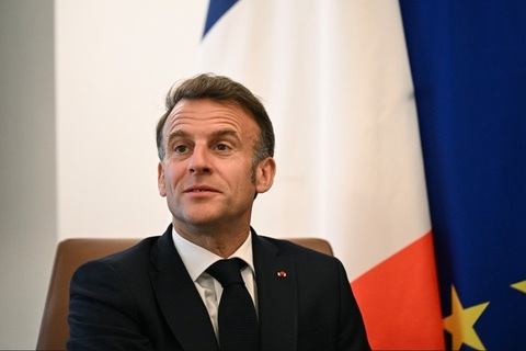 Macron condamnă, într-o convorbire la telefon cu preşedintele iranian Massoud Pezeshkian, ”atacurile nejustificate” împotriva unor infrastructuri civile în EAU şi ”mai multor nave”. Ei au discutat despre misiunea în vederea unei securizări a navigaţiei în