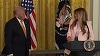 Melania Trump îl prezintă pe Donald Trump drept ”un lider atent” şi ”empatic” la o ceremonie, în East Room, dedicată mamelor militarilor, înaintea Zilei Mamei, şi provoacă râsete în sală