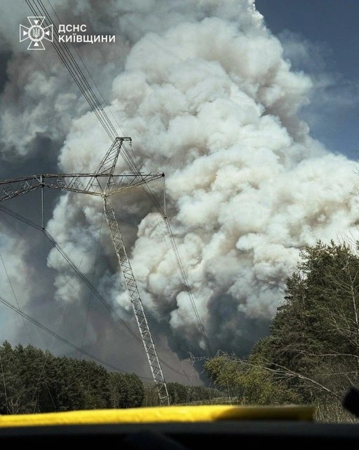Incendiu de proporţii în zona de excludere de la Cernobîl. Ard peste 1000 de hectare de pădure