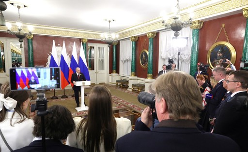 UPDATE - Conflictul din Ucraina „se apropie de final”, afirmă Vladimir Putin. El dă de înţeles că aşteaptă ca puterea în ţările europene să fie luată de anumite forţe politice care „înţeleg” evenimentele. L-ar prefera ca interlocutor pe Schroeder