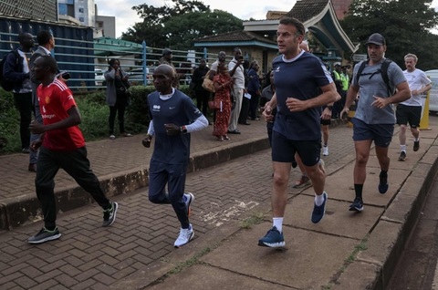 Macron, filmat făcând jogging la Nairobi, într-un turneu african, împreună cu starul kenyan al maratonului Eliud Kipchoge