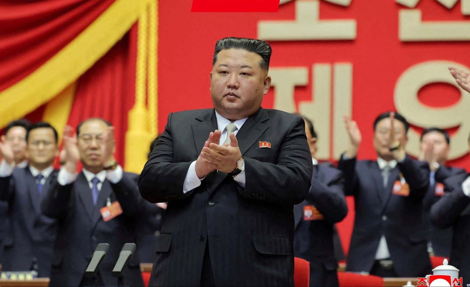 Coreea de Nord poate lansa acum „automat” un atac nuclear, în cazul în care Kim Jong Un este asasinat. Dictatura nord-coreeană şi-a revizuit Constituţia în acest sens, după asasinarea liderului suprem iranian