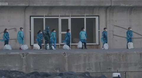 Ultimii pasageri părăsesc nava de croazieră lovită de virus, în timp ce alţi trei sunt testaţi pozitiv
