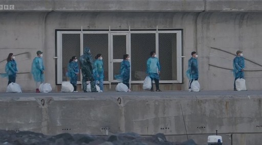 Ultimii pasageri părăsesc nava de croazieră lovită de virus, în timp ce alţi trei sunt testaţi pozitiv