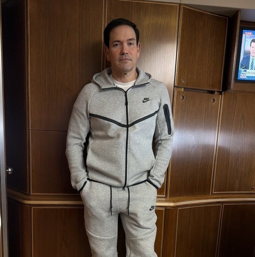 În drum spre China, Marco Rubio a fost fotografiat purtând acelaşi fel de trening ca Nicolas Maduro în momentul capturării sale. Care ar putea fi semnificaţia gestului