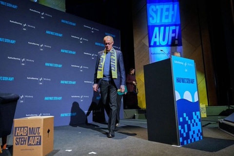 Merz îi sfătuieşte, în plin conflict cu Trump, pe tineri să nu se ducă la studii şi să muncească în SUA. ”Acolo s-a dezvoltat dintr-o dată o anumită atmosferă socială”. Merz se declară un ”mare admirator” al SUA, dar admiraţia ”nu(-i) creşte în acest mome