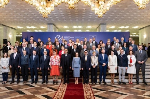 În total 36 de state membre ale Consiliului Europei, inclusiv state UE, aprobă, printr-o rezoluţie a Comitetul Miniştrilor CoE, la Chişinău, înfiinţarea unui Tribunal Special pentru Ucraina. Comisia Europeană anunţă că va contribui cu 10 mil. € la înfiinţ