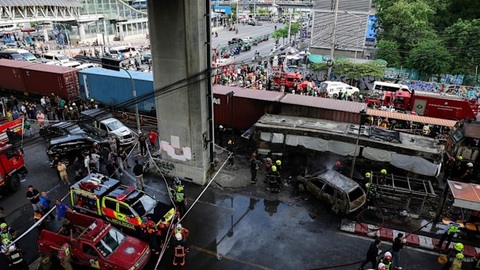 Cel puţin opt morţi şi 25 de răniţi după o coliziune cu un tren care a provocat incendiul unui autobuz în Thailanda