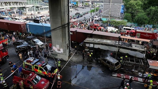 Cel puţin opt morţi şi 25 de răniţi după o coliziune cu un tren care a provocat incendiul unui autobuz în Thailanda