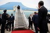 "Nimic din China nu este permis în avion”. Echipa lui Trump a aruncat telefoanele, ecusoanele şi cadourile primite de la chinezi înainte de îmbarcarea în Air Force One