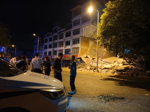 China - Doi morţi şi mii de persoane evacuate în urma unui cutremur în sudul ţării. Mai multe clădiri s-au prăbuşit