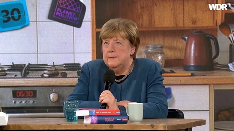 Merkel critică, într-un interviu la WDR, lipsa eforturilor diplomatice ale Uniunii Europene cu Rusia. ”Şi noi contăm”, ”nu este suficient” ca doar Trump să menţină contactul cu Rusia. Nici prin cap nu i-ar fi trecut să trimită un mediator la Minsk
