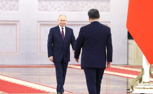 Xi Jinping îl primeşte pe „vechiul prieten” Putin, în timp ce Beijingul îşi proiectează un rol ferm pe scena mondială după vizita lui Trump. Liderul rus este la a 25-a vizită în China. El transmite că cele două ţări se susţin în „protejarea suveranităţii”